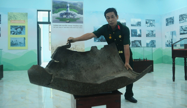 Mảnh bom khổng lồ được trưng bày phục vụ công chúng - Ảnh: B.D.