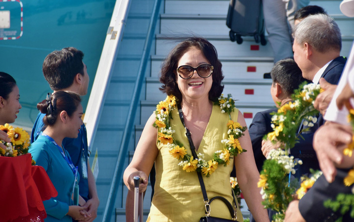 Những vị khách đầu tiên trên chuyến bay thứ 300.000 đặt chân xuống sân bay Cam Ranh - Ảnh: MINH CHIẾN