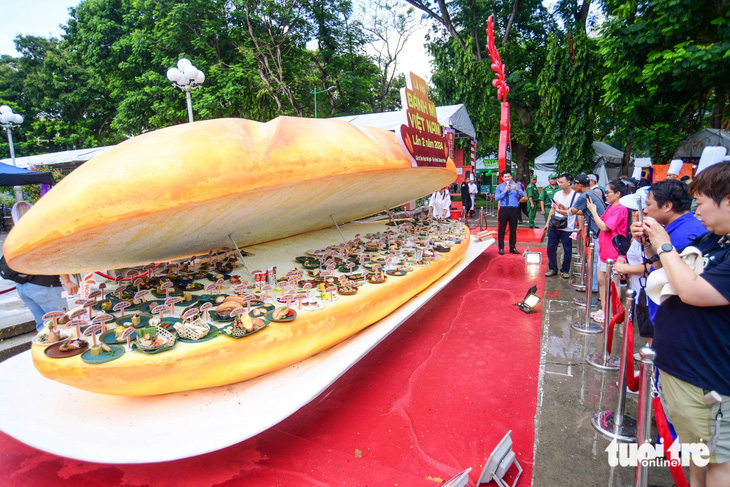 150 món ăn kèm bánh mì được trưng bày trên một mô hình bánh mì khổng lồ - Ảnh: QUANG ĐỊNH