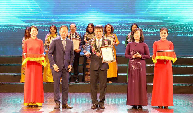 Bà Đào Hồng Lan, bộ trưởng Bộ Y tế và ông Trần Hồng Thái, thứ trưởng Bộ Khoa học và Công nghệ trao danh hiệu “Ngôi sao thuốc Việt” lần 2 cho 18 đơn vị, doanh nghiệp - Ảnh: TRẦN MINH