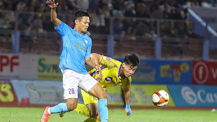CLB Khánh Hòa (trái) trong trận thua SLNA 0-1 ở lượt đi - Ảnh: VPF