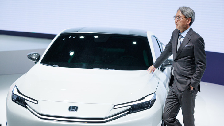 Ông Toshihiro Mibe bên cạnh chiếc Prelude điện dưới dạng concept tại triển lãm Japan Mobility Show 2023 - Ảnh: Honda