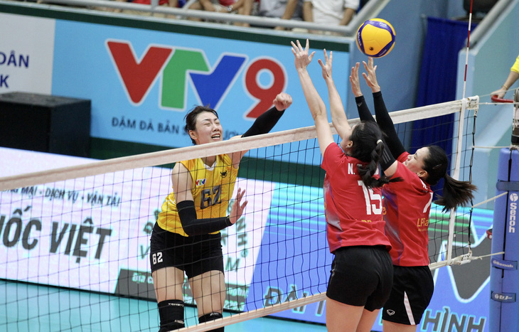 Chen Peiyan (áo vàng) thi đấu xuất sắc nhưng không thể giúp VTV Bình Điền Long An vượt qua khó khăn - Ảnh: Đ.P.
