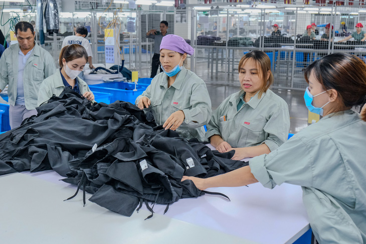 Công nhân sản xuất trong nhà máy của Công ty TNHH may mặc Hoa Lợi Đạt tại tỉnh Quảng Ninh - Ảnh: HÀ QUÂN