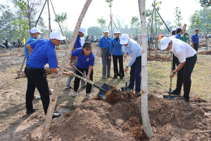 Các đoàn viên thanh niên tham gia trồng cây trong ngày 17-5 - Ảnh: BTC