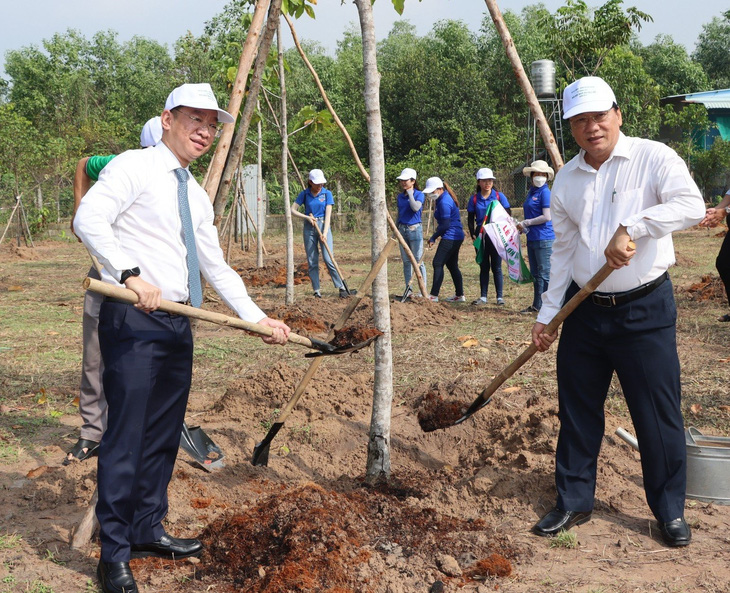 Ông Lê Trần Kiên (trái) và ông Lê Đình Đức trồng cây  trong Lễ trồng cây Đời đời nhớ ơn Bác Hồ - Ảnh: BTC