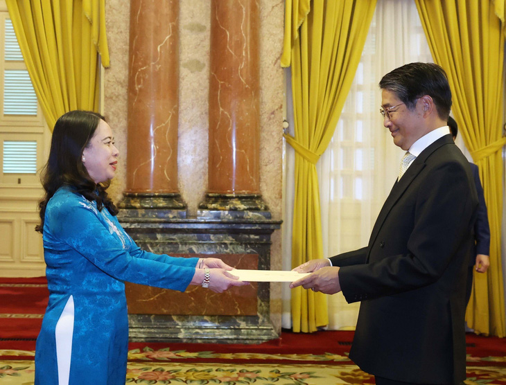 Quyền Chủ tịch nước Võ Thị Ánh Xuân nhận quốc thư từ Đại sứ Ito Naoki ngày 17-5 - Ảnh: TTXVN
