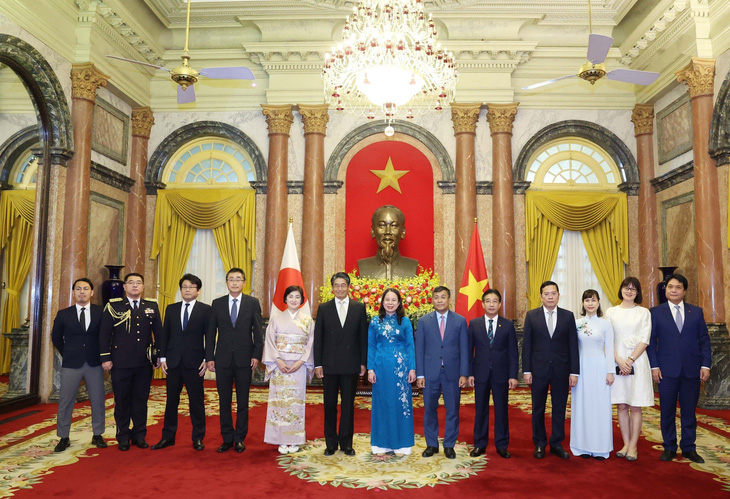 Quyền Chủ tịch nước Võ Thị Ánh Xuân chụp ảnh cùng Đại sứ Ito Naoki và các quan chức, nhà ngoại giao Việt Nam, Nhật Bản sau lễ trình quốc thư ngày 17-5 - Ảnh: TTXVN