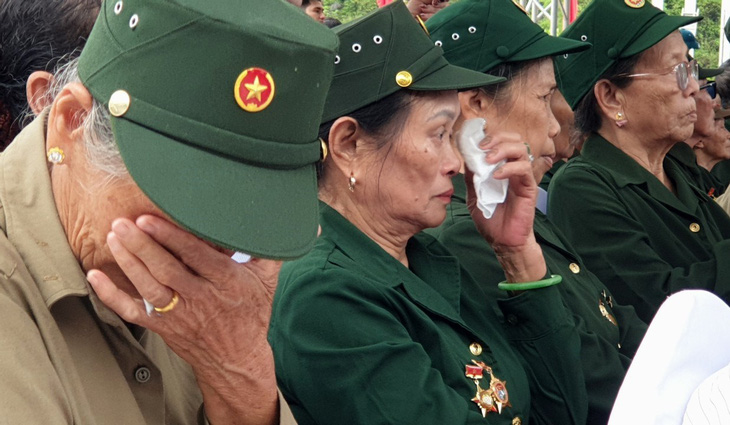 Những cựu thanh niên xung phong đã khóc khi tìm thấy lại những ký ức hào hùng trong những năm tháng phá đá mở đường Trường Sơn huyền thoại - Ảnh: QUỐC NAM