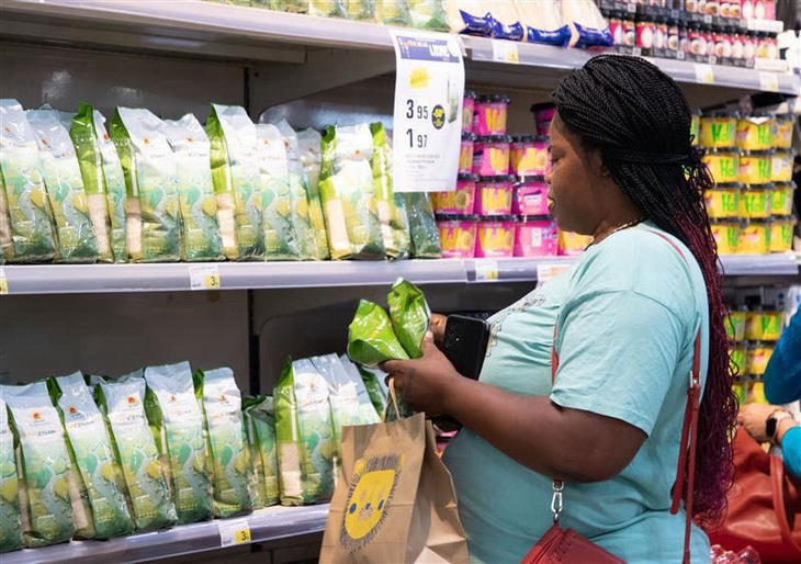 Gạo Việt Nam được bày bán trên kệ hệ thống siêu thị Leclerc tại Pháp - Ảnh: THU HƯƠNG