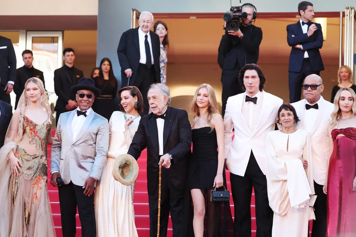Dàn diễn viên của Megalopolis chụp hình chung trên thảm đỏ Cannes - Ảnh: GETTY IMAGES