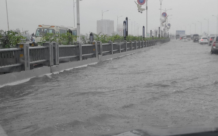 Chưa đầy 1 tháng cầu Vĩnh Tuy bị ngập 2 lần, Hà Nội yêu cầu làm rõ nguyên nhân