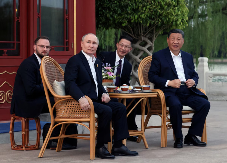 Chủ tịch Trung Quốc Tập Cận Bình (phải) và Tổng thống Nga Vladimir Putin (trái) thưởng trà tại Trung Nam Hải, Bắc Kinh - Ảnh: AFP