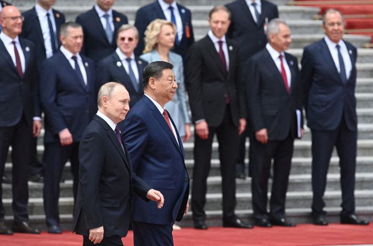 Tổng thống Nga Putin và Chủ tịch Trung Quốc Tập Cận Bình trong buổi lễ tiếp đón cấp nhà nước ngày 16-5 - Ảnh: REUTERS