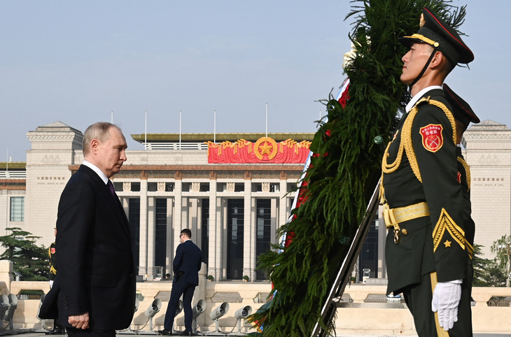 Tổng thống Nga Vladimir Putin đặt vòng hoa tại Đài tưởng niệm các anh hùng nhân dân ở quảng trường Thiên An Môn, Bắc Kinh, ngày 16-5 - Ảnh: AFP