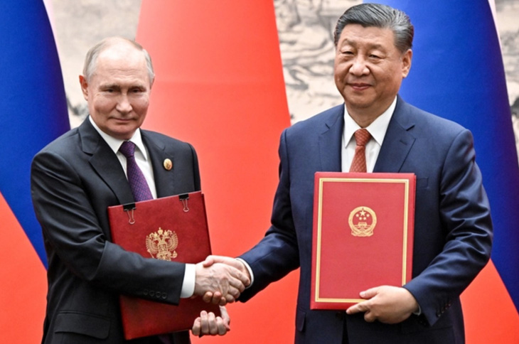 Chủ tịch Trung Quốc Tập Cận Bình (phải) và Tổng thống Nga Vladimir Putin trao đổi văn kiện hợp tác trong lễ ký tuyên bố chung tại Bắc Kinh, ngày 16-5 - Ảnh: AFP