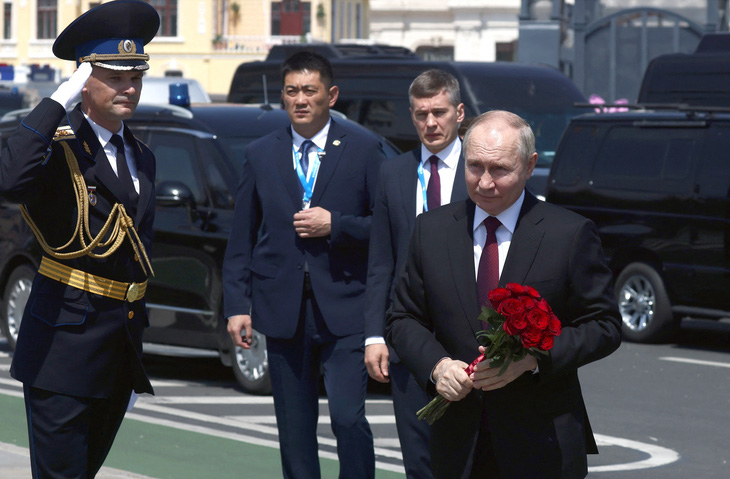 Tổng thống Putin dâng hoa tại Đài tưởng niệm các liệt sĩ Liên Xô tại thành phố Cáp Nhĩ Tân, Trung Quốc ngày 17-5 - Ảnh: AFP