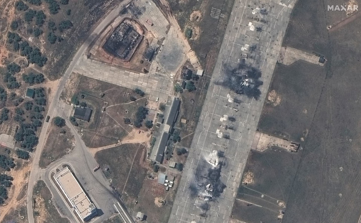 Ảnh vệ tinh cho thấy ba máy bay chiến đấu của Nga bị phá hủy sau cuộc tấn công của Ukraine nhằm vào căn cứ không quân Belbek, bán đảo Crimea ngày 16-5 - Ảnh: MAXAR TECHNOLOGIES/REUTERS