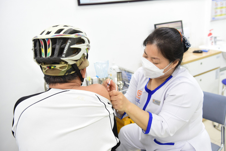 Người dân tiêm vắc xin ở VNVC, Q.Phú Nhuận, TP.HCM - Ảnh: DUYÊN PHAN