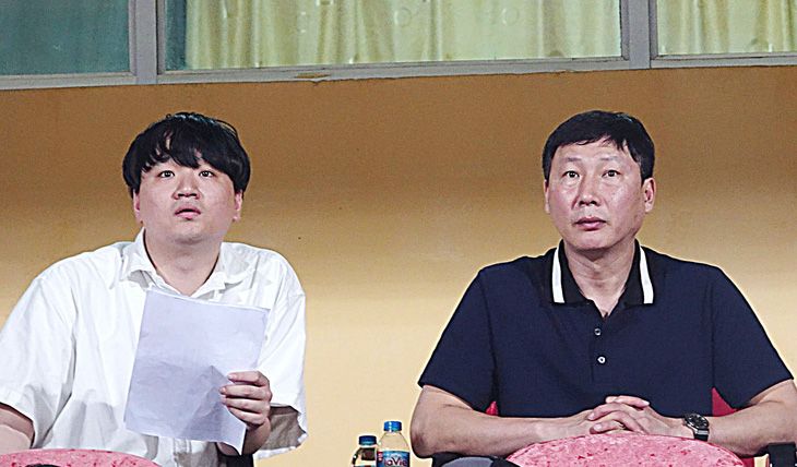 HLV Kim Sang Sik (phải) theo dõi các trận đấu tại những giải quốc nội để lựa chọn nhân sự cho đội tuyển Việt Nam - Ảnh: HOÀNG TÙNG