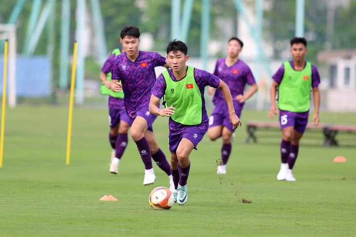 Cầu thủ nổi bật nhất U19 Việt Nam trong đợt tập trung lần này là tiền đạo Nguyễn Đăng Dương (áo bib), từng vô địch Giải U23 Đông Nam Á 2023 - Ảnh: HOÀNG TÙNG