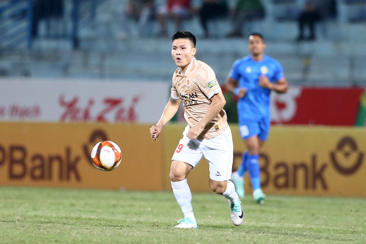 Tiền vệ Nguyễn Quang Hải là nhân tố trụ cột trong đội hình CLB Công An Hà Nội ở V-League 2023 - 2024 - Ảnh: HOÀNG TÙNG