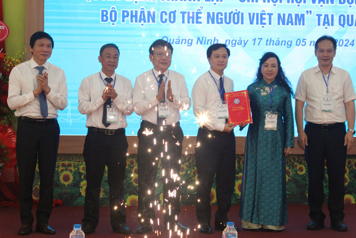 Bà Nguyễn Thị Kim Tiến trao quyết định thành lập Chi hội Vận động hiến tặng mô, bộ phận cơ thể người tại tỉnh Quảng Ninh ngày 17-5 - Ảnh: D.LIỄU