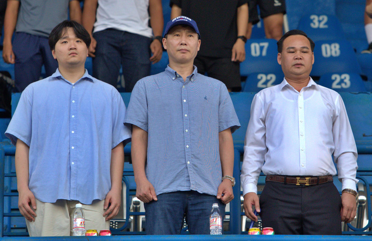 HLV Kim Sang Sik (giữa) lần đầu đến sân Bình Dương - Ảnh: QUANG THỊNH