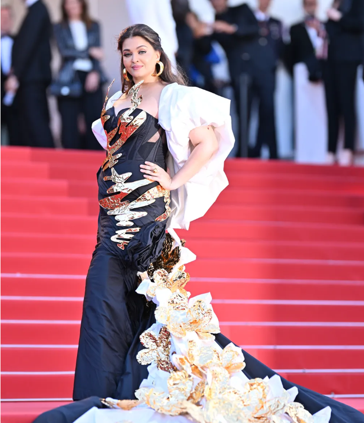 Váy dát vàng, đầm xuyên thấu lên thảm đỏ, Cannes đúng là một chốn phù hoa- Ảnh 3.