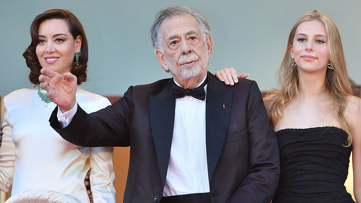 Đạo diễn Francis Ford Coppola và hai diễn viên Aubrey Plaza (trái), Romy Croquet ra mắt phim Megalopolis tại Cannes hôm 16-5 - Ảnh: WireImage