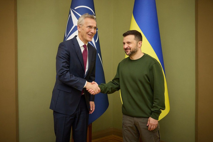 Tổng thư ký NATO Jens Stoltenberg (trái) và Tổng thống Ukraine Volodymyr Zelensky - Ảnh: Văn phòng Tổng thống Ukraine