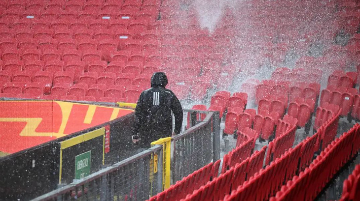 Sân Old Trafford bị dột gây ảnh hưởng xấu đến mặt hình ảnh của Manchester United.