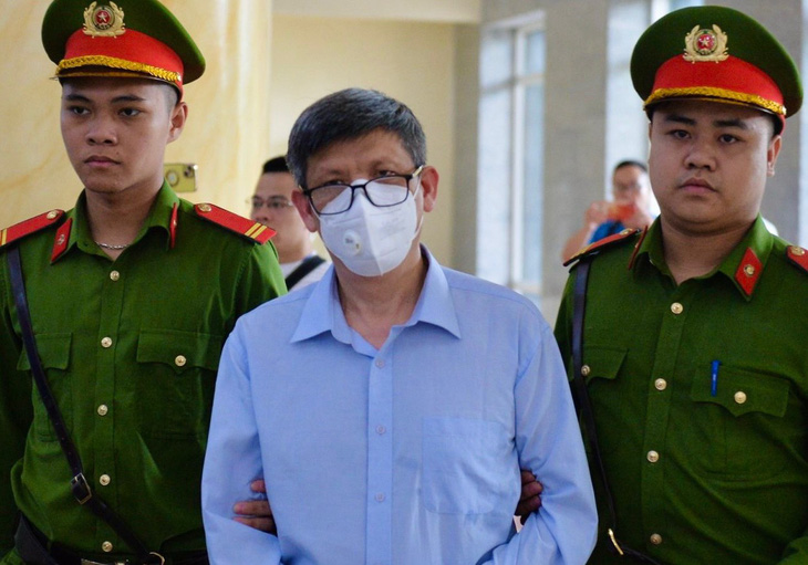 Cựu bộ trưởng Nguyễn Thanh Long được dẫn giải đến phiên tòa phúc thẩm - Ảnh: DANH TRỌNG