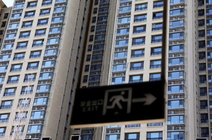 Biển báo lối ra tại khu chung cư Evergrande ở Bắc Kinh, Trung Quốc - Ảnh: REUTERS