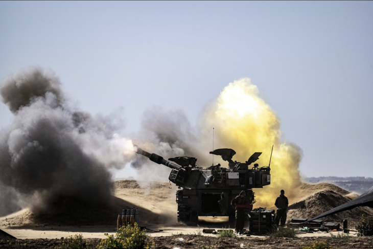 Pháo tự hành của quân đội Israel khai hỏa từ một vị trí gần Rafah tuần trước - Ảnh: ANADOLU