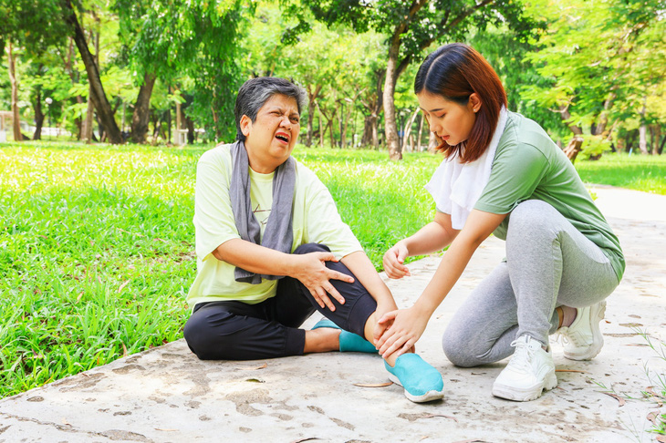 Các bệnh lý về cơ xương khớp làm giảm chất lượng sống ở người cao tuổi - Ảnh: Shutterstock