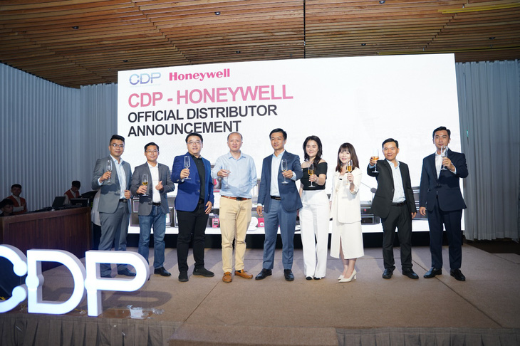 Đại diện của CDP và Honeywell chúc mừng cho sự hợp tác