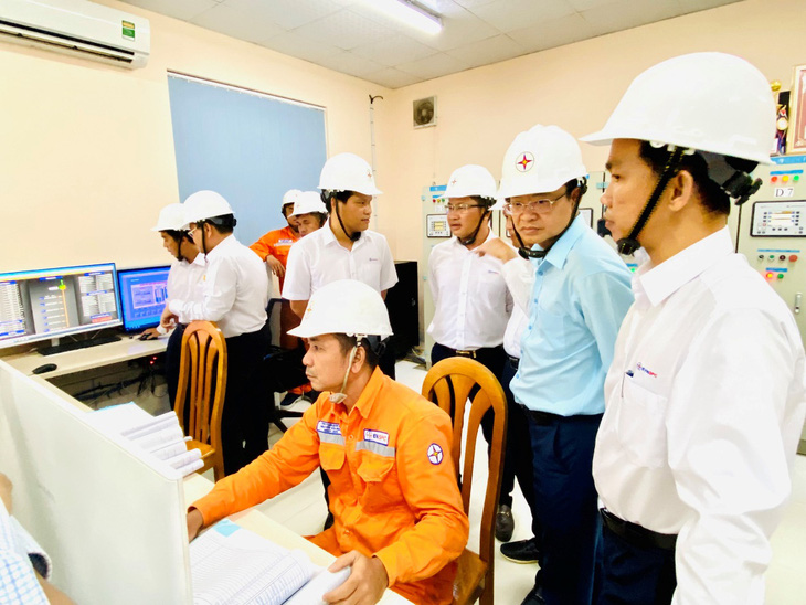 Thăm và kiểm tra tình hình cung cấp điện tại Phú Quý- Ảnh 2.