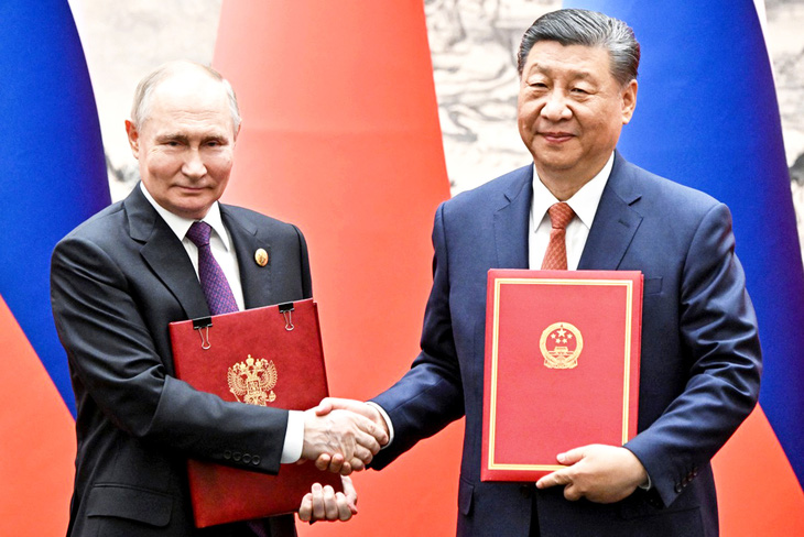 Tổng thống Nga Vladimir Putin và Chủ tịch Trung Quốc Tập Cận Bình trao đổi các văn kiện trong lễ ký kết sau hội đàm ở Bắc Kinh, Trung Quốc ngày 16-5  - Ảnh: AFP