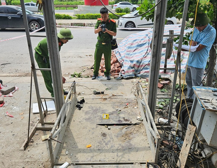 Hiện trường vụ rơi thang máy tự chế tại Bắc Giang - Ảnh: CÔNG AN LẠNG GIANG