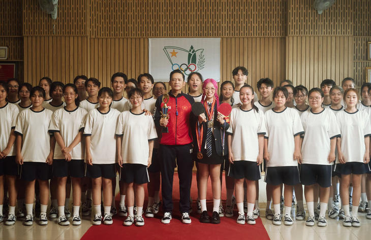 Ca sĩ Duy Mạnh góp mặt trong MV mới của con gái với vai cameo thầy giáo thể dục