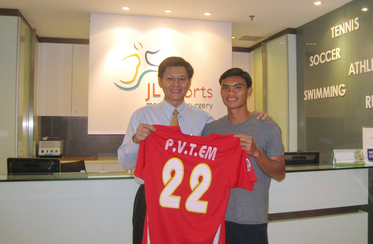 Bác sĩ Tan Jee Lim và cựu cầu thủ Phan Văn Tài Em - Ảnh: NVCC