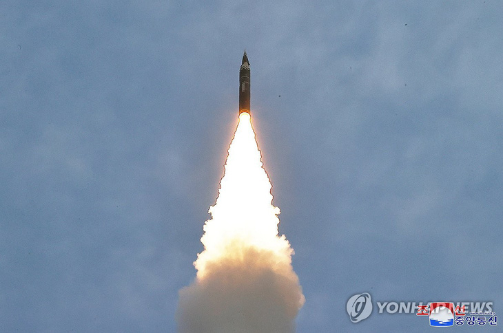 Triều Tiên vừa phóng một số tên lửa đạn đạo tầm ngắn (CRBM) vào chiều 17-5 - Ảnh: KCNA