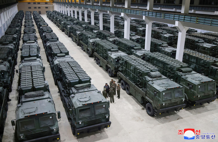 Nhà lãnh đạo Triều Tiên Kim Jong Un thị sát các hệ thống tên lửa chiến thuật của nước này ngày 14-5 - Ảnh: REUTERS
