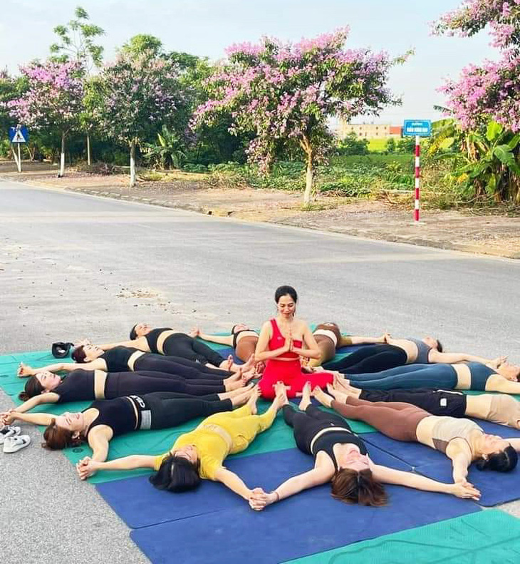 Nhóm yoga nằm, ngồi giữa đường để chụp hình tại Thái Bình gây bức xúc dư luận - Ảnh: Facebook Quê Tôi Thái Bình