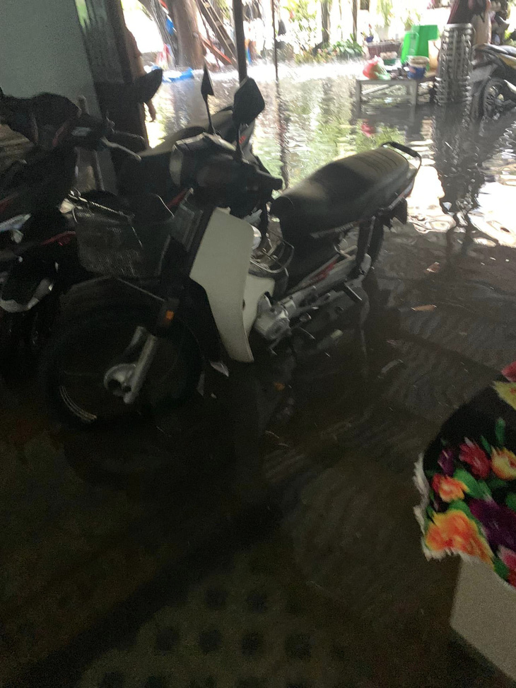 Mưa kéo nước cống, bùn đen tràn vào hàng chục nhà dân ở Đà Nẵng- Ảnh 3.
