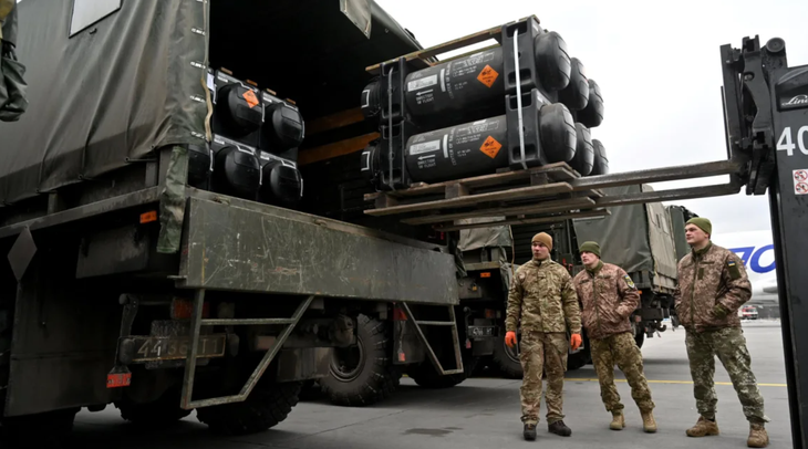 Binh sĩ Ukraine và tên lửa Javelin chống tăng do Mỹ cung cấp - Ảnh: AFP