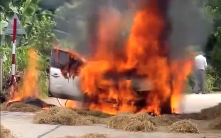 Ô tô chạy trên đường làng bất ngờ bốc cháy dữ dội