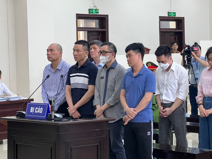 Tổng giám đốc Công ty Việt Á Phan Quốc Việt cùng các bị cáo tại tòa - Ảnh: GIANG LONG
