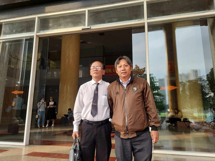 Ông Trần Thanh Phong (bìa phải) cùng luật sư của mình sau phiên tòa phúc thẩm vụ Việt Á - Ảnh: GIANG LONG